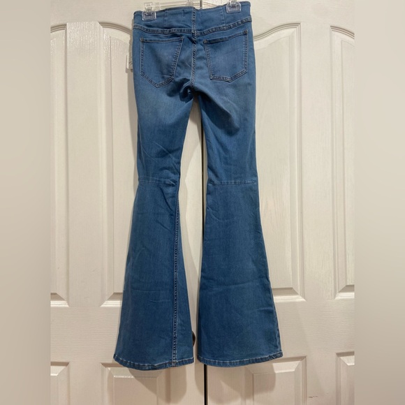 NWT Free People Jeans with a flare bottom, size 26, in Echo Blue - Picture 3 of 7